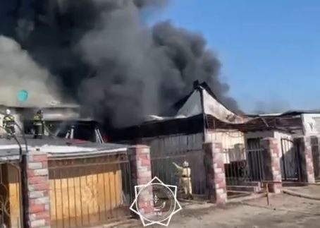 Цех по производству салфеток тушат в Алматинской области