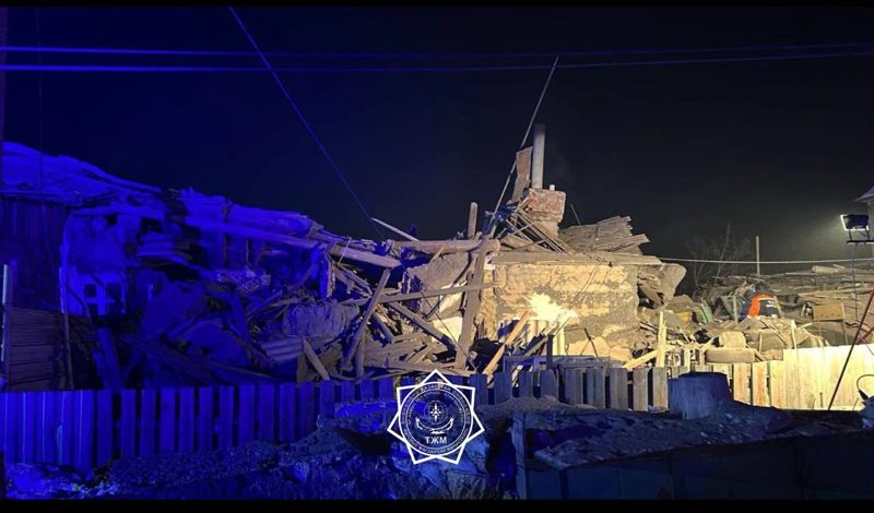 Два газовых баллона нашли на развалинах взорвавшегося дома в Караганде