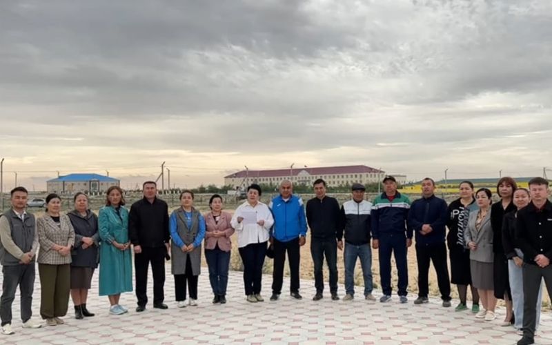 Учителя в Мангистау требуют уволить директора из-за концерта Розы Рымбаевой