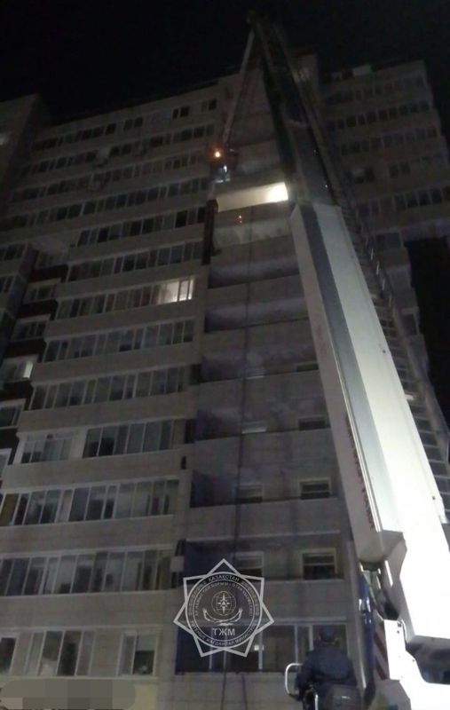 В Актау из-за соседского фейерверка загорелся балкон многоэтажки