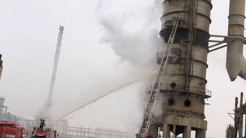 63-метровая башня рухнула в Актау после пожара: химических отходов в ней не было