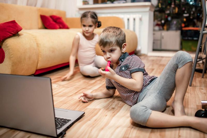 Законодательно запретить оставлять детей до 12 лет одних дома, предложила детский омбудсмен