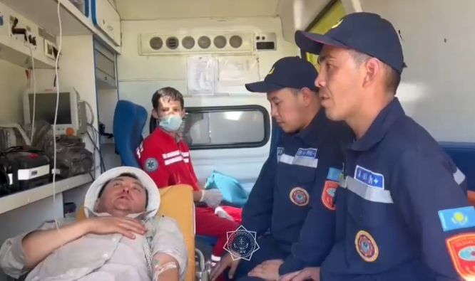 Пострадавшего туриста сняли с горы с помощью вертолета в ущелье Науытсай Туркестанской области