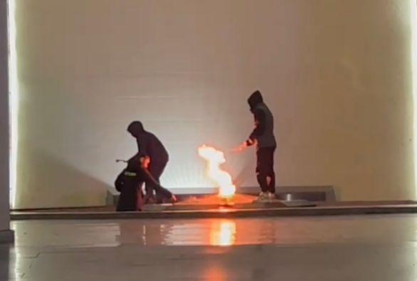 Актауские подростки жгли палки в Вечном огне