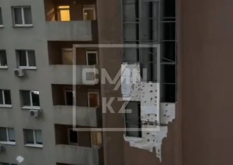 Облицовка обрушилась в ЖК «Керемет» во время сильного ветра в Алматы