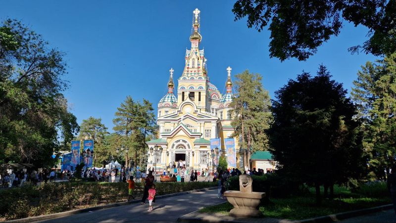 Арабы танцевали с макетами оружия у Вознесенского собора в Алматы