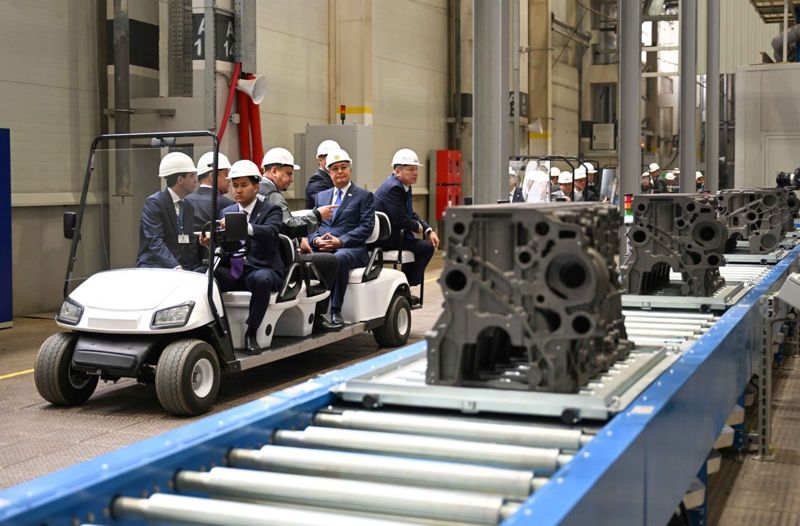 Токаев посетил в Костанайской области чугунолитейный и автомобильный заводы