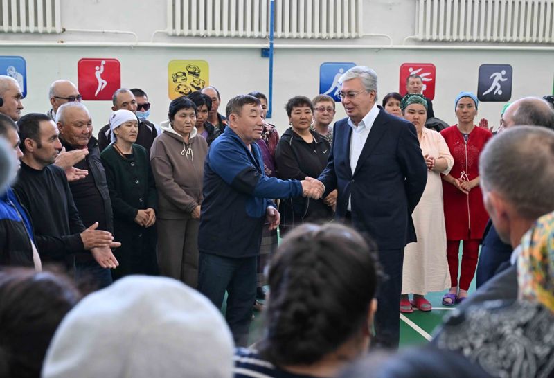 Токаев прилетел в ЗКО: о чём говорил президент с эвакуированными сельчанами