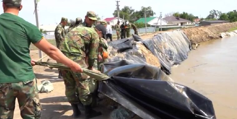 Дамбу размыло в селе Акжар в Атырауской области