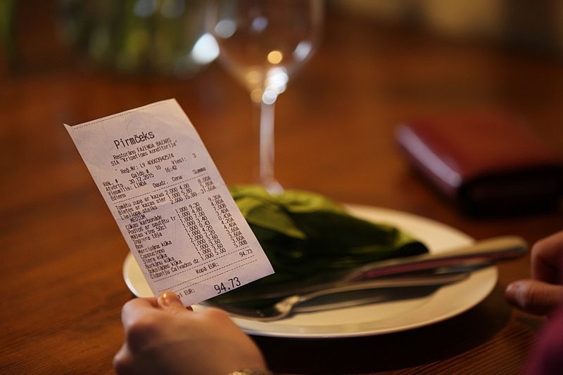 В таразских ресторанах с клиентов теперь берут процент "за воду" и "за свет"