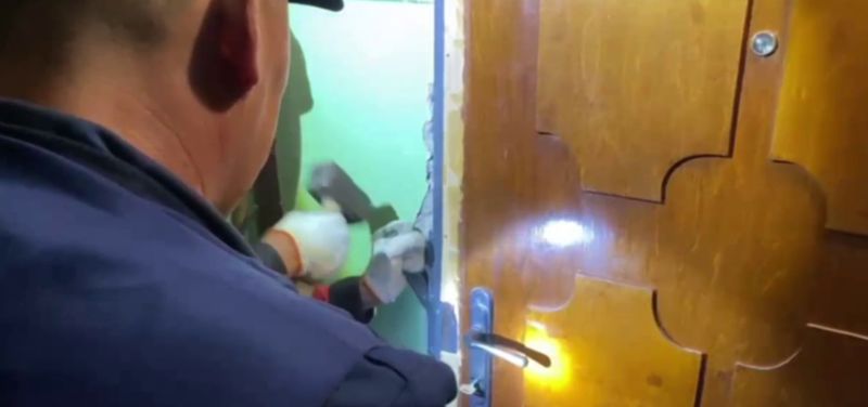 В Уральске спасатели вызволили пенсионерку из заточения