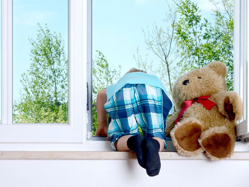 Ребёнок едва не выпал из окна многоэтажного дома в Косшы