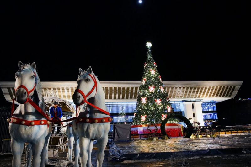 В Алматы сегодня зажгут 80 новогодних ёлок
