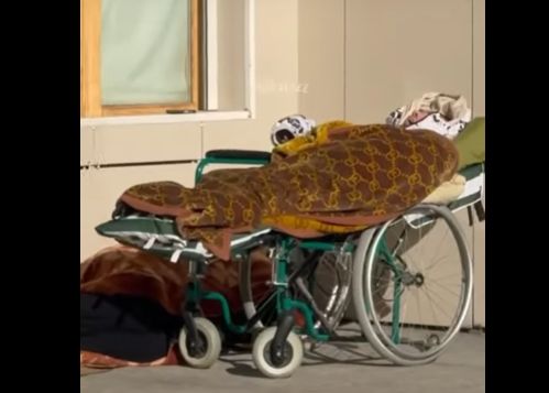 Женщина с сыном в инвалидной коляске ночевала у дверей акимата в Мангистау