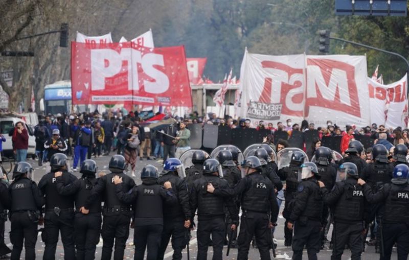 В столице Аргентины массовые протесты: полиция применяет слезоточивый газ и резиновые пули