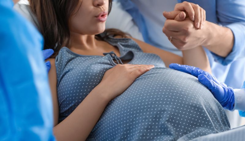 Беременные и только что родившие женщины голосуют на референдуме в Алматы