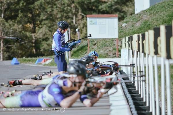 Одалживают винтовки у других спортсменов: родители детской команды по биатлону жалуются на отсутствие условий