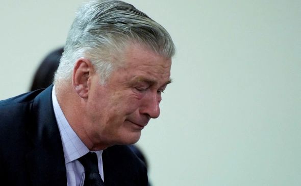 В США Алек Болдуин расплакался во время вынесения решения суда по делу об убийстве