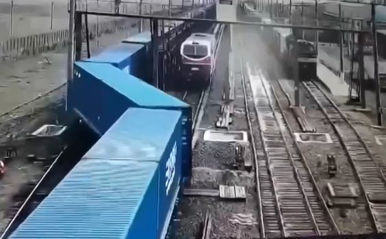 Сход вагонов на приграничной станции Достык расследуют в КТЖ