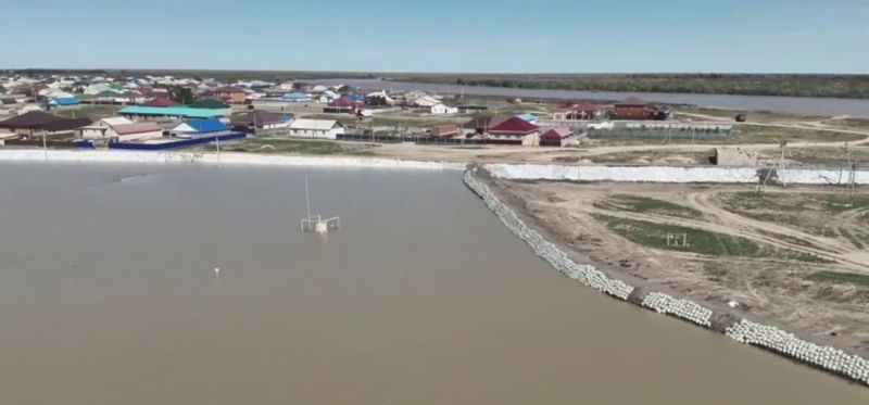 Два участка республиканской трассы Атырау – Уральск закрыли из-за паводка