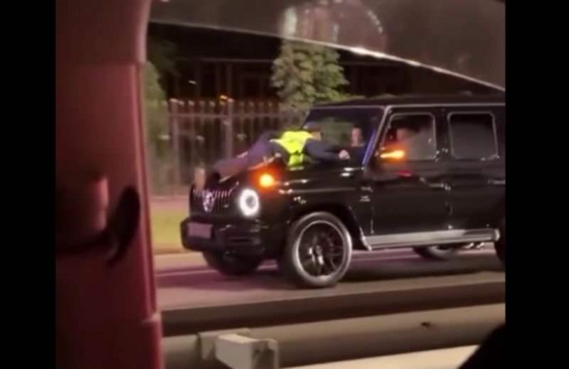 Полицейский в Алматы прокатился на капоте Гелендвагена