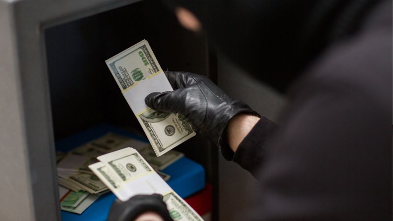 Вымогал 2 млн и украл деньги в суде: атыраускому блогеру вынесли приговор