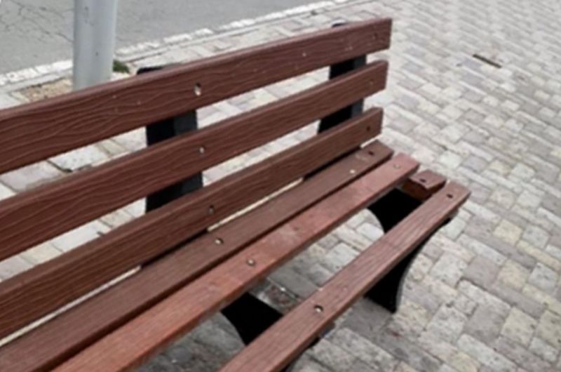 Вандалы против лавочки: в Актау умудрились сломать скамейку из особо прочного материала