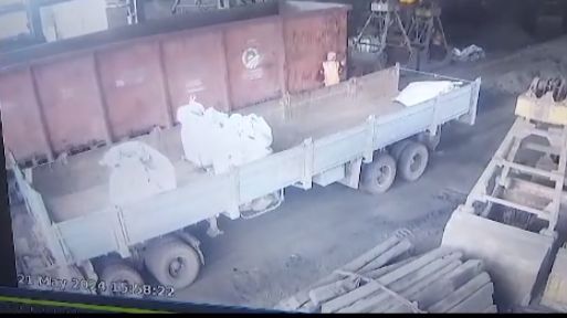 Железнодорожника зажало между вагоном и бортом грузовика в Балхаше