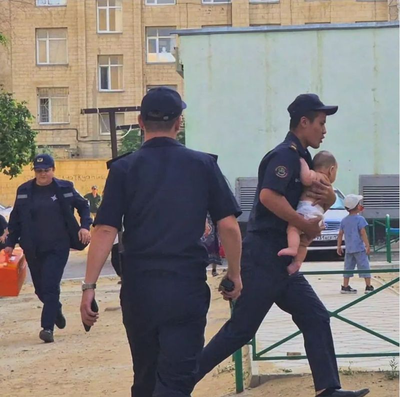 В Актау пожарные вынесли из горящей квартиры троих детей