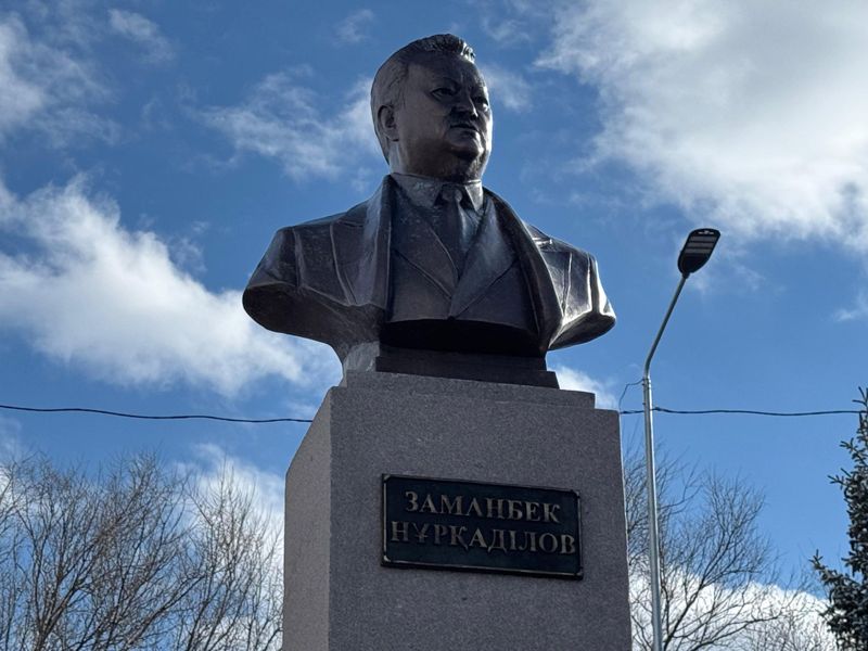 Кегенде Заманбек Нұрқаділовке арналған бюст орнатылды