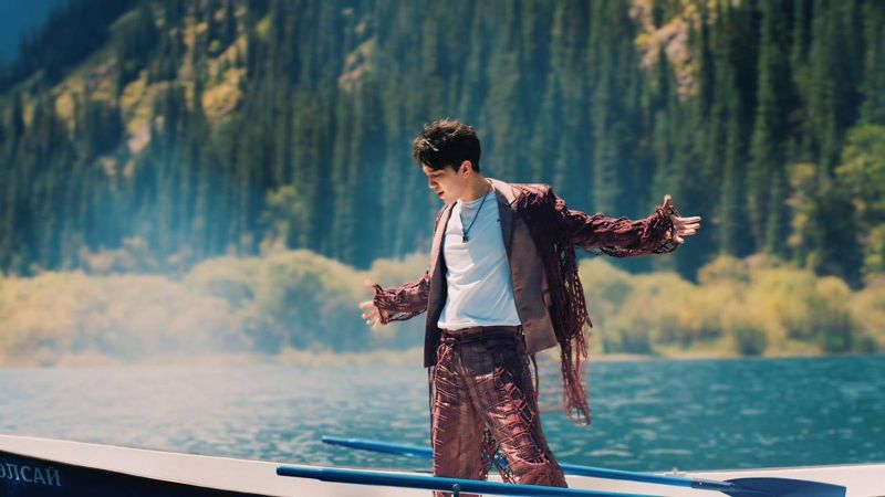 Димаш Кудайберген снимает новый клип в туристских локациях Казахстана