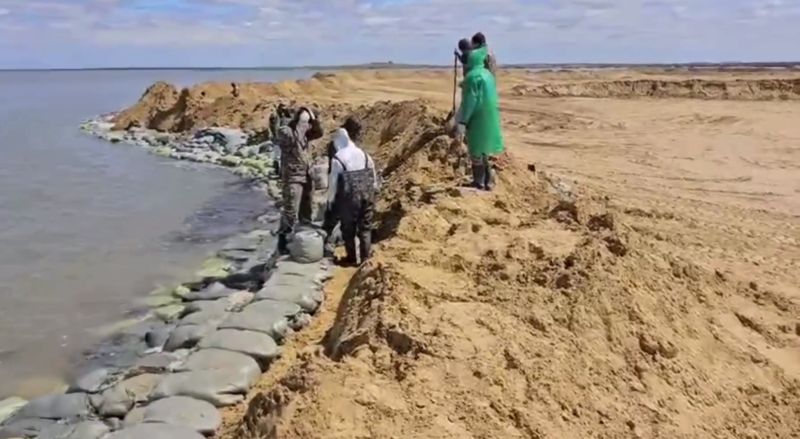 Волны снесли десять метров дамбы в посёлке Куйлыс Актюбинской области