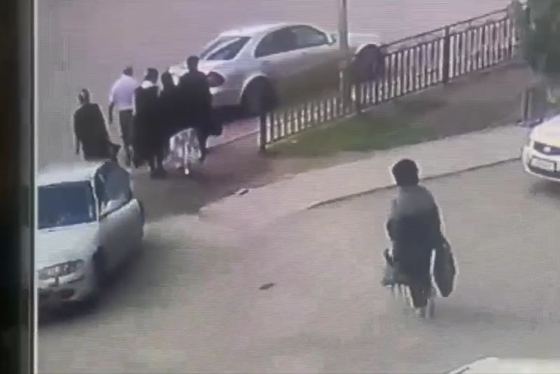 В Жезказгане пятилетний мальчик за рулем авто сбил прохожих