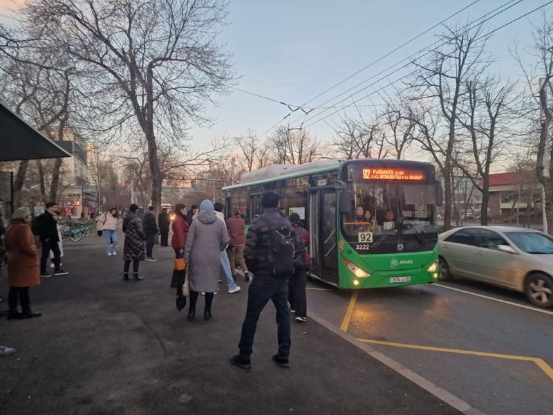 Пробки и плохой воздух: алматинцы стали чаще ездить на общественном транспорте