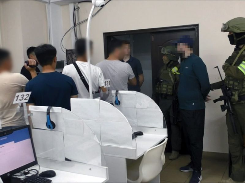 Высший балл: троих казахстанцев осудили за махинации с ЕНТ