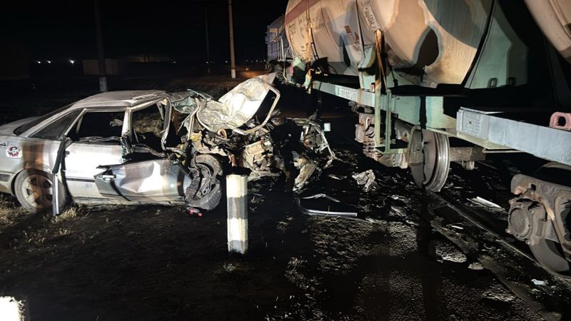 Автомобиль влетел в локомотив в Акмолинской области: три человека погибли