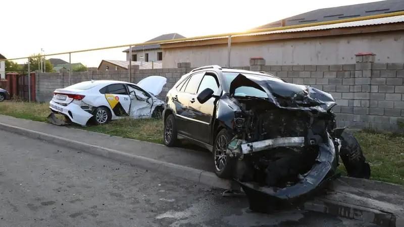 Подросток за рулём Яндекс такси попал в ДТП в Алматы