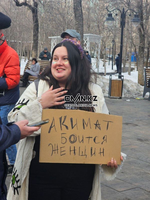 Будь смелой: как в Алматы прошёл митинг «За достойную жизнь женщин!»