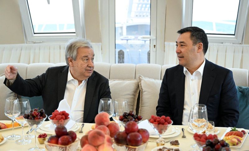 Генсек ООН покатался на теплоходе по кыргызскому Иссык-Кулю