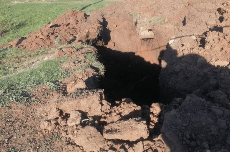 В СКО рабочего завалило землей во время прокладки водопровода