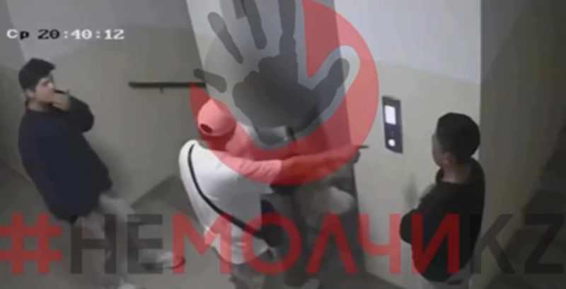 В Алматы мужчина избивал женщину в подъезде: за неё никто не заступился