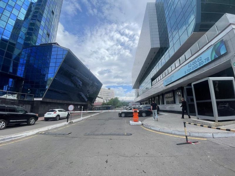 На 2 млн тенге оштрафовали собственников в Астане за незаконные шлагбаумы