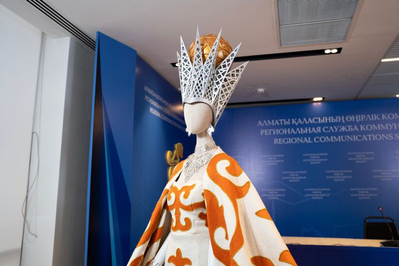 Полный Байтерек: казахстанка представит страну на «Мисс Вселенная» в необычном костюме