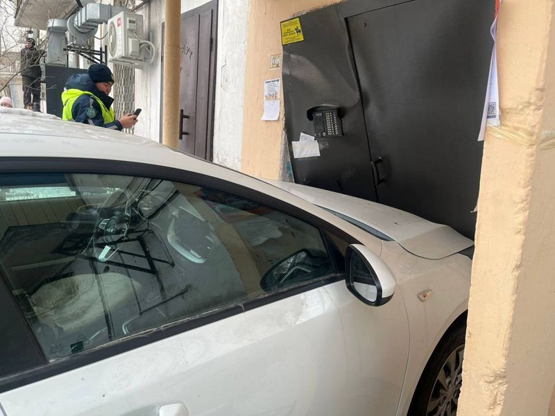 Автомобиль влетел в железную дверь жилого дома в области Абай