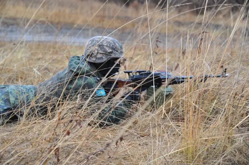 Командира роты ранили на стрельбище в Жезказгане