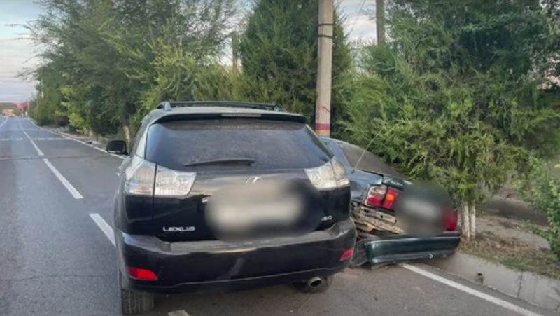 В Шымкенте мужчина напился, угнал Lexus и разбил его