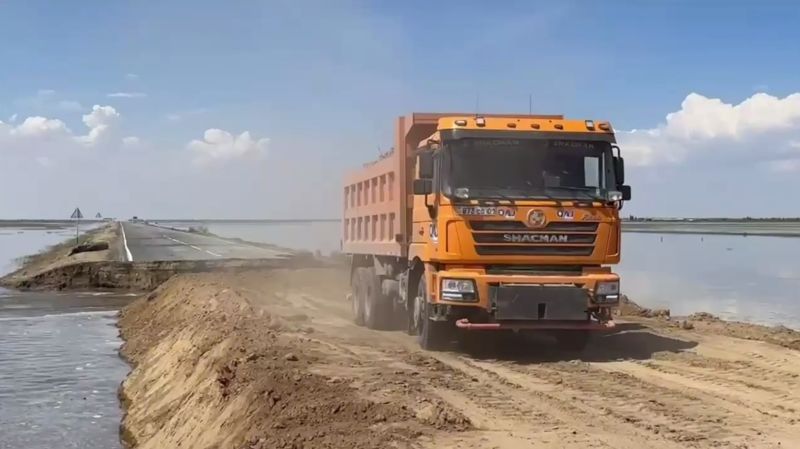 Движение по затопленному участку трассы Атырау – Уральск обещают запустить через два дня