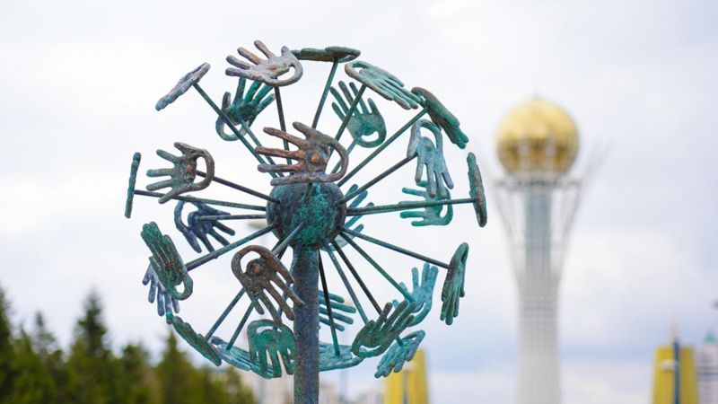 Символ доброты и мира появился на бульваре Нуржол в Астане