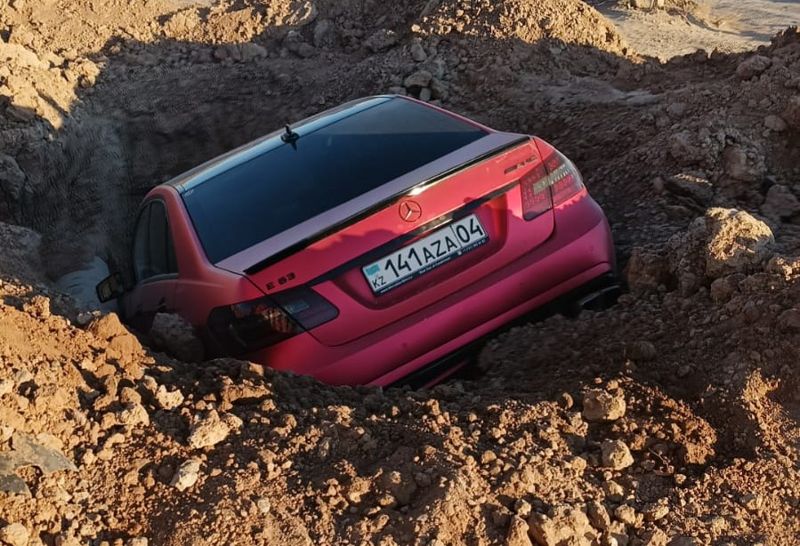Автомобиль провалился в яму и повредил трубу в Актобе: водителю грозит до пяти лет тюрьмы