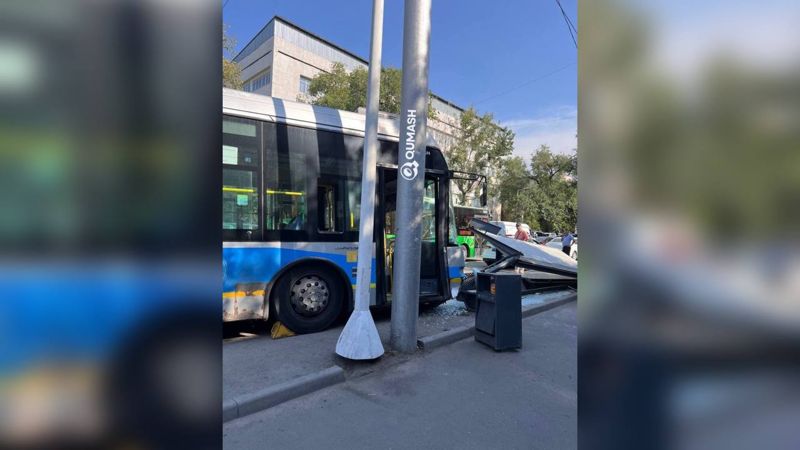 Троллейбус наехал на пешехода в Алматы